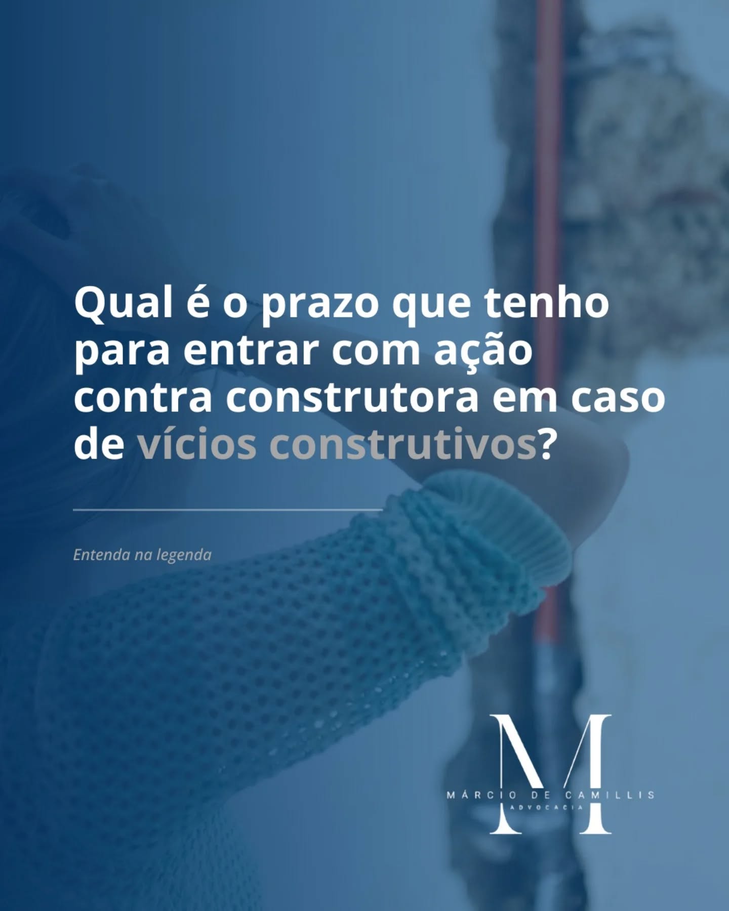 "Tratando-se de pretensão voltada à reparação de vícios construtivos ou a indenização por danos materiais, o prazo prescricional é decenal, nos termos do art. 205, do Código Civil."
✅️ A resposta, então, é: o prazo prescricional é de 10 anos!
E quem diz isso, sem margem para discussão, é o STJ, como, por exemplo, no julgamento do Agravo Interno em Agravo em Recurso Especial nº 2.499.655-MS (Rel. Min. Antonio Carlos Ferreira. Julgado em 28/04/2025. Publicado em 06/05/2025).
➡️ E não é só: além de definir que o prazo prescricional é de 10 anos, o STJ (no mesmo julgamento) também acrescenta, define e ressalva que o prazo prescricional de 10 anos só "nasce" quando "a parte toma ciência inequívoca do defeito; ou seja, o direito de buscar reparação surge quando constatada a lesão e sua consequências".
Mas é preciso cuidado com o seguinte, também como destaca o entendimento do STJ:
"(...) o evento danoso, para caracterizar a responsabilidade daconstrutora por vícios construtivos, deve apresentar-se dentro dos 5 anos previstos no art. 618 do Código Civil. Uma vez caracterizada tal hipótese, o construtor poderá ser acionado no prazo prescricional de 10 anos, conforme dispõe o art. 205 do CC/2002."
❗️É fundamental, portanto, que o vício construtivo, ao ser constatado em até 5 anos da entrega ou finalização da obra (art. 618 do CC/2002), seja formalmente reclamado à construtora, para que isso fique registrado, e não haja espaço para discussão quanto à prescrição.
Constatado o vício, a ação para reparação de vícios construtivos ou para indenização por danos materiais deverá ser ajuizada no prazo de 10 anos.
Está em dúvida?
Conte comigo.
Márcio De Camillis
OAB/RS nº 45.496
Contato: (51) 999 564 346