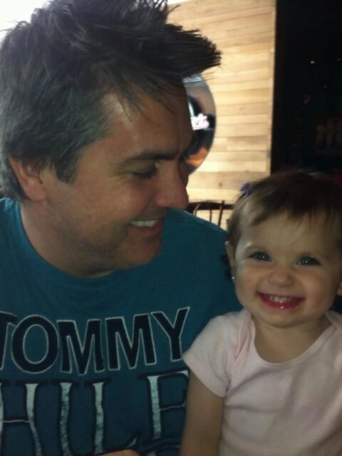 Que o tempo, minha filha, seja apenas companheiro leve pelo passeio da tua existência, e que ele te seja longo, sem pressa nem atropelo, para te deixar desfrutar desta vida. Te amo o amor absoluto, que te declamo todos os dias em versos, suspiros e silêncio. Saboreia o doce gosto da esperança sempre com a certeza de que viver é saber ler nas entrelinhas da alma e nela encontrar aconchego e paz. Por onde estiveres, lembra que nunca estarás sozinha: teu pai te ama, minha filha. Feliz 15 anos!